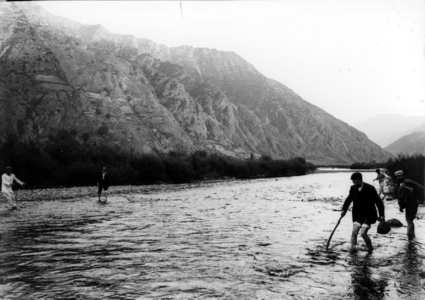 Pescant amb filat a la Noguera Pallaresa.