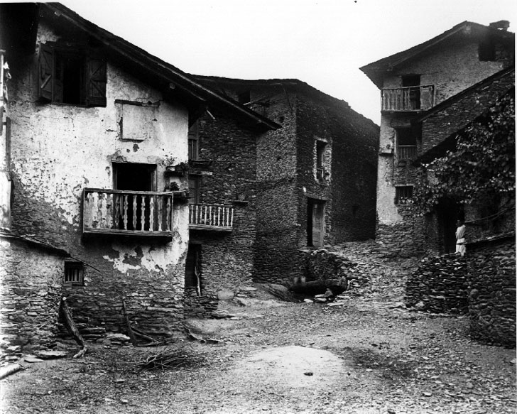 Carrer d'Estaron, en primer terme a l'esquerra Casa Borrut.