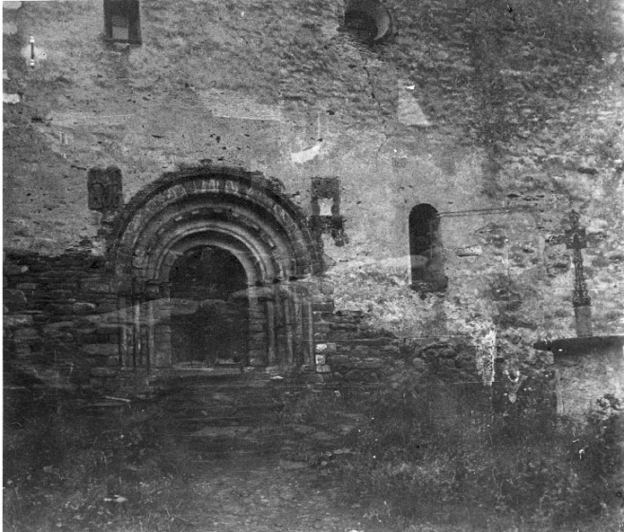 <p>Porta de l'església de Sant Lliser d'Alós i creu.</p>