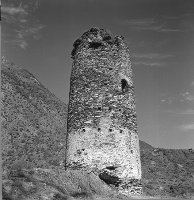 Torre de guaita en el camí cap a Escart. Restaurada en la dècada dels noranta del segle XX.