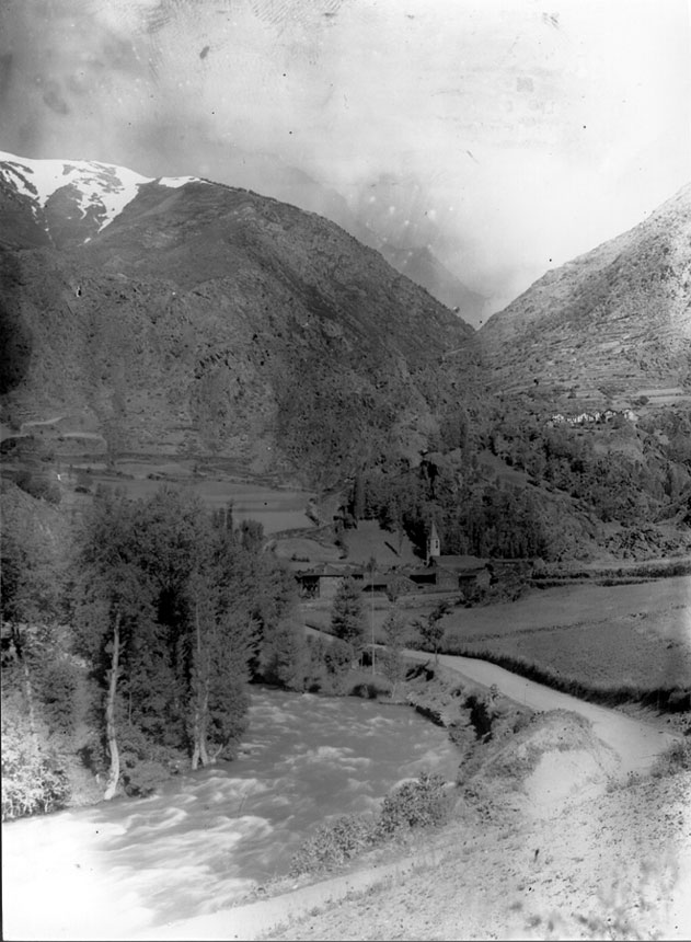 Vista general del poble, del riu Noguera Pallaresa i, al fons, el poble d'Àrreu.