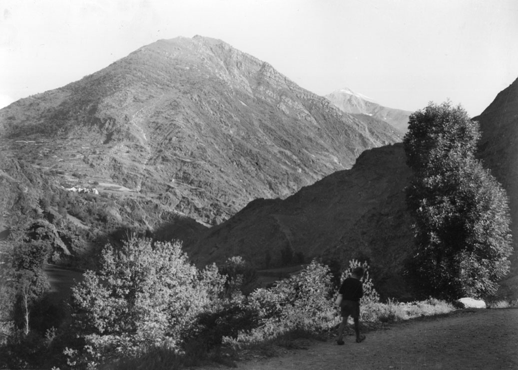 Vista general de la vall d'Isil. Al fons Àrreu.