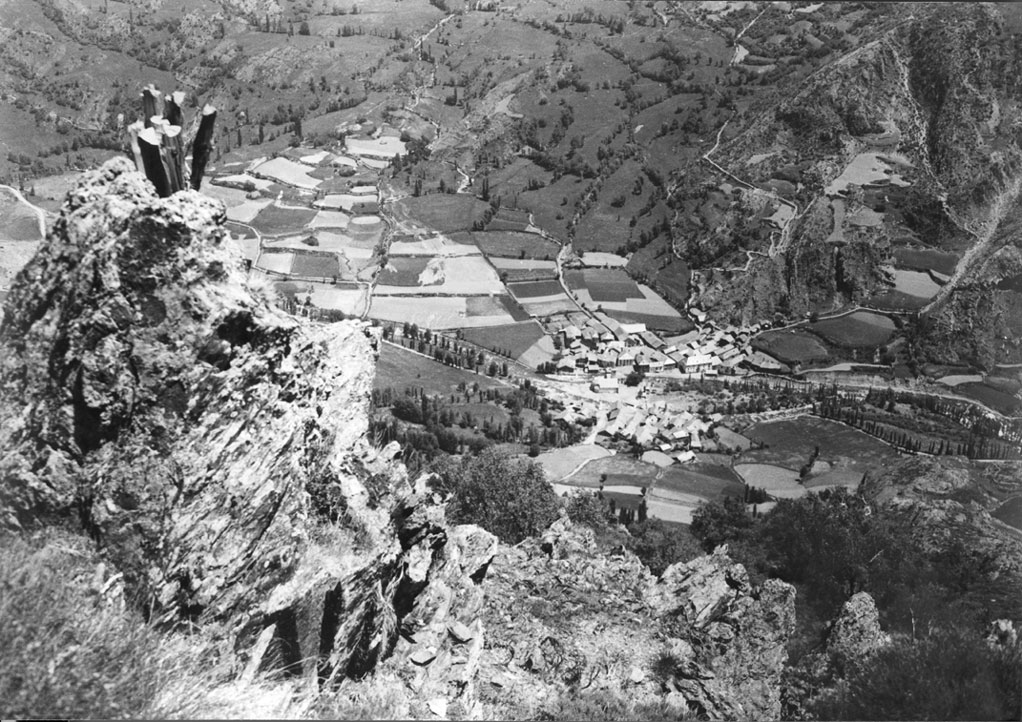 Vista general d'Isil al fons i falles preparades en primer terme.