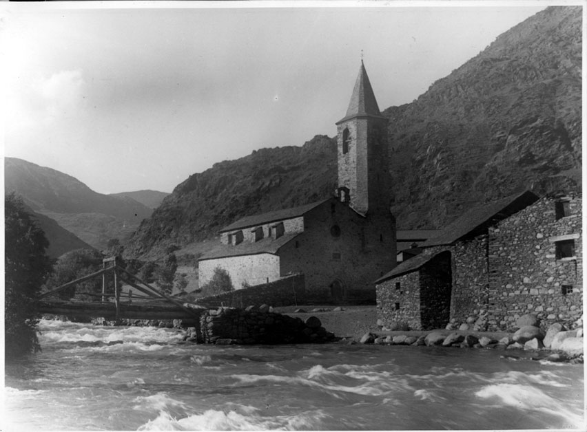 Església parroquial de Sant Martí de Borén i el pont de fusta sobre la Noguera Pallaresa.