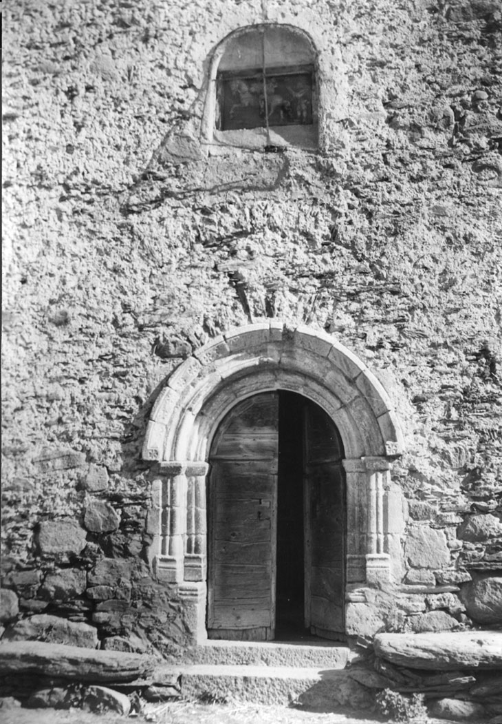 Façana amb la porta de l'església de Sant Martí.