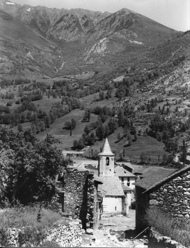 L'església d'Isil vista des del carrer de la Molina.