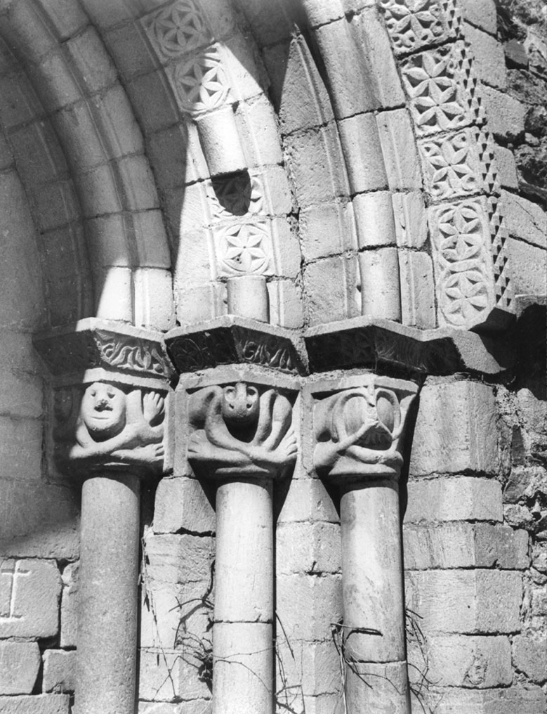 Capitells de la portalada de l'església de Sant Joan.