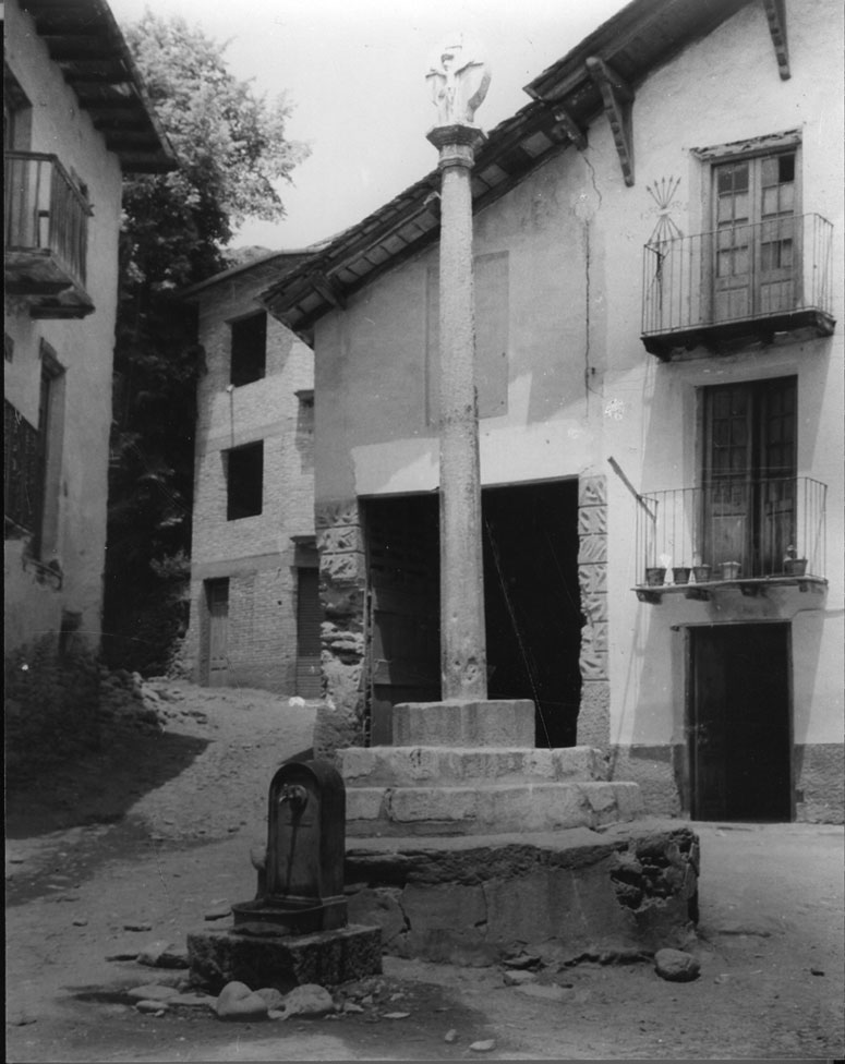 Plaça de la Creu, Casa l'Oficial i el garatge de Pep.