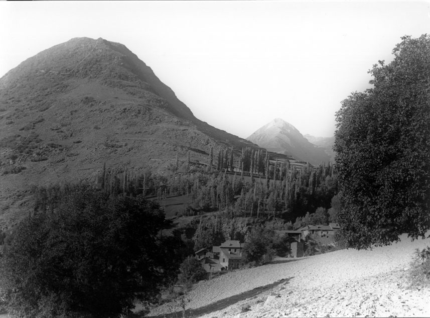 Vista general d'Escalarre emmarcat pel Sequer i l'alterosa vall d'Unarre.