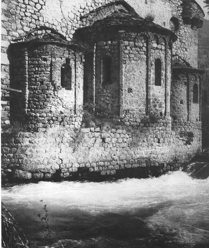 Els tres àbsis de l'església de Sant Joan d'Isil descalçats pel riu 