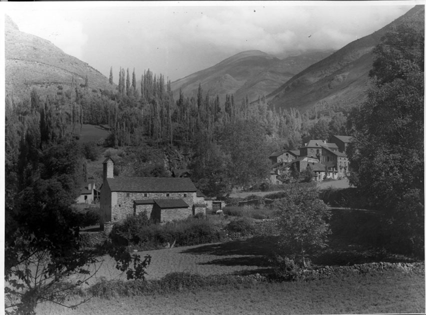 Vista general d'Escalarre. En primer pla l'església parroquial de Sant Martí. Al fons a la dreta Casa Faveta, Casa Tomaset i Casa Làsero.