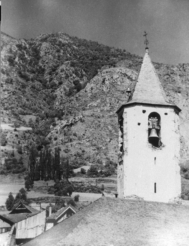 Campanar de l'església de la Immaculada d'Isil.