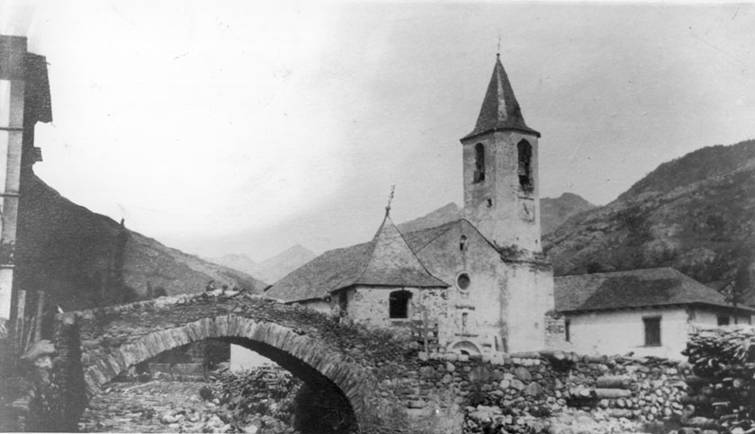 Pont de pedra, església de la Immaculada i comunidor que fou destruït pels aiguats de 1937. Foto realitzada al mes de setembre de 1921. Riuada