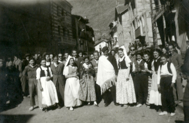 <p>Carnestoltes, d'esquerra-dreta: M. Teresa de Carrera, Maria de Gallimó, Conxita del Piulo, Perdigones, Pepito del Bonich, Domitila i sa germana (mestra a Esterri), Ines de l’Olegari. Basteret, Palí, , Angelina de Justench, Montserrat de Gallimó, Meler, el celador de telefònica (home de Pepeta de Sanent), Conxita de Juanblau del Camp, Conxita de la Llorença, Antonieta de Mir, Montse de Quiquent, Rosario de Carinyo    </p>