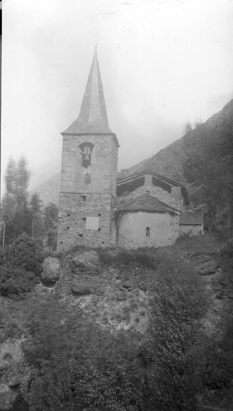 Absis i campanar de l'església de Sant Llorenç d'Isavarre.