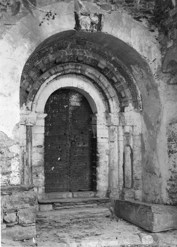 Portalada amb arquivoltes i dues columnes per banda amb capitells de l'església de Sant Llorenç.