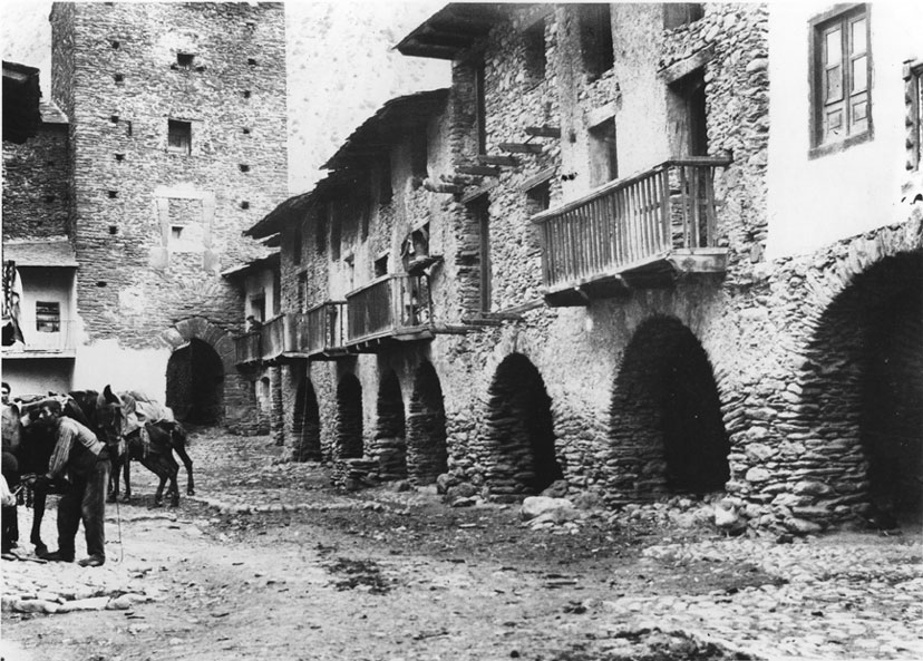 Carrer Major d'Escaló. Homes ferrant cavalls.