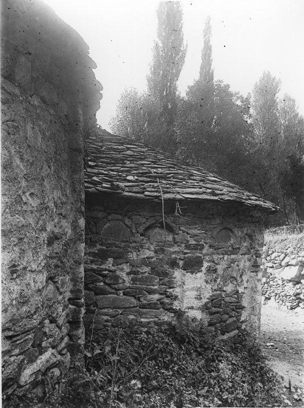 Absis semicircular amb decoració llombarda de l'església de Sant Martí.