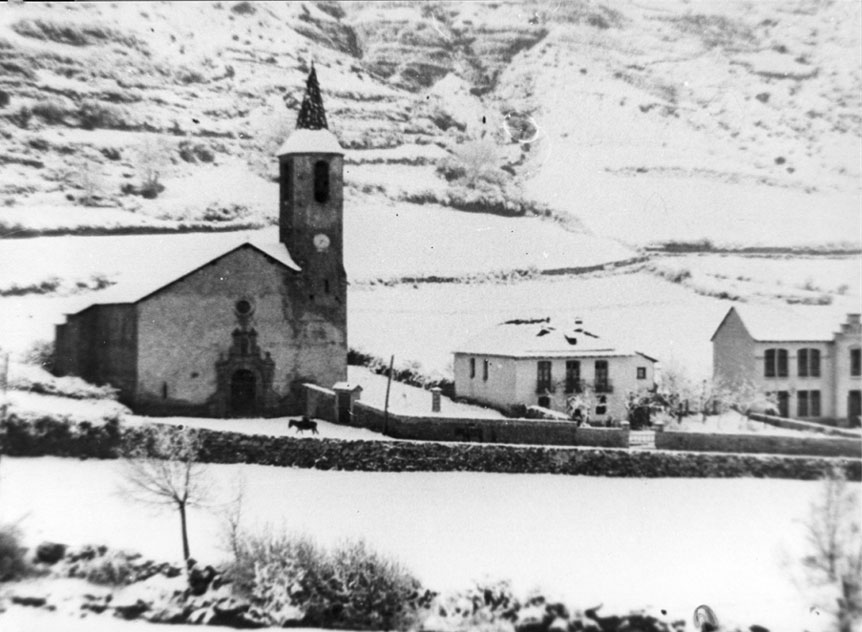 Església de Santa Llogaia, rectoria, Casa Consistorial i Escoles. Nevat. 