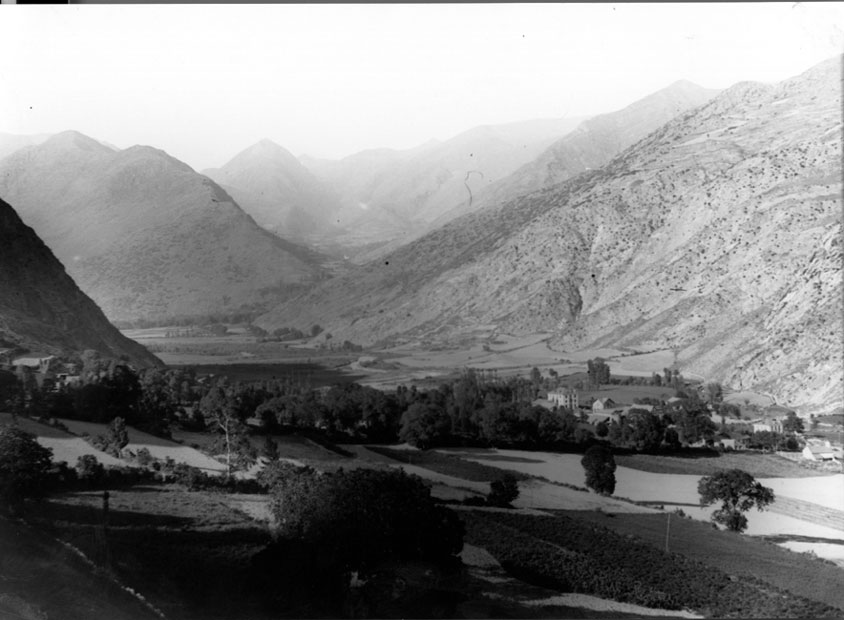 Vista general de La Guingueta i del Pla d'Àneu.