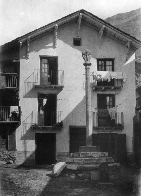 Casa l'Oficial a la plaça de la Creu. Setembre de 1921.