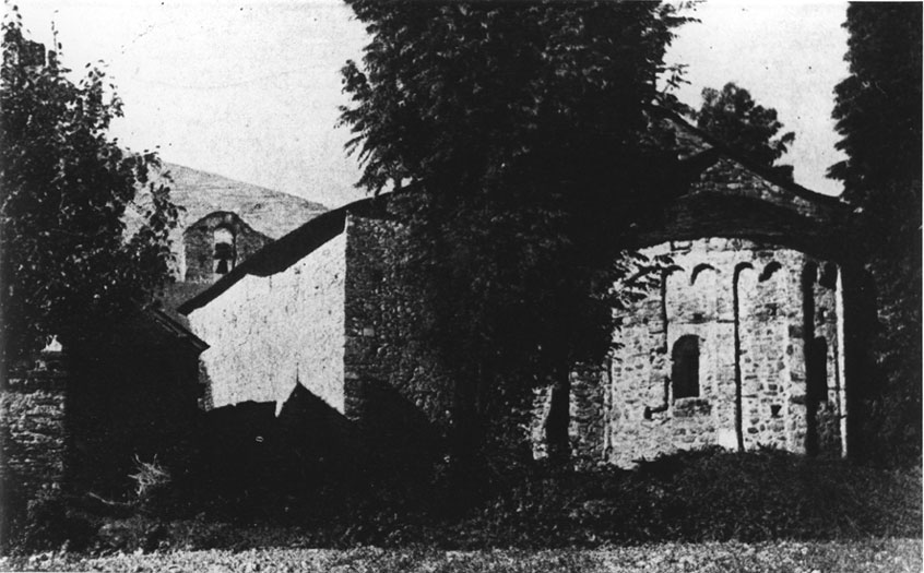 Vista lateral-posterior amb l'absis de Santa Maria d'Àneu. 