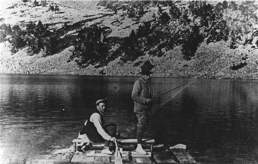 Pescant des d'una mena de rai en un llac.