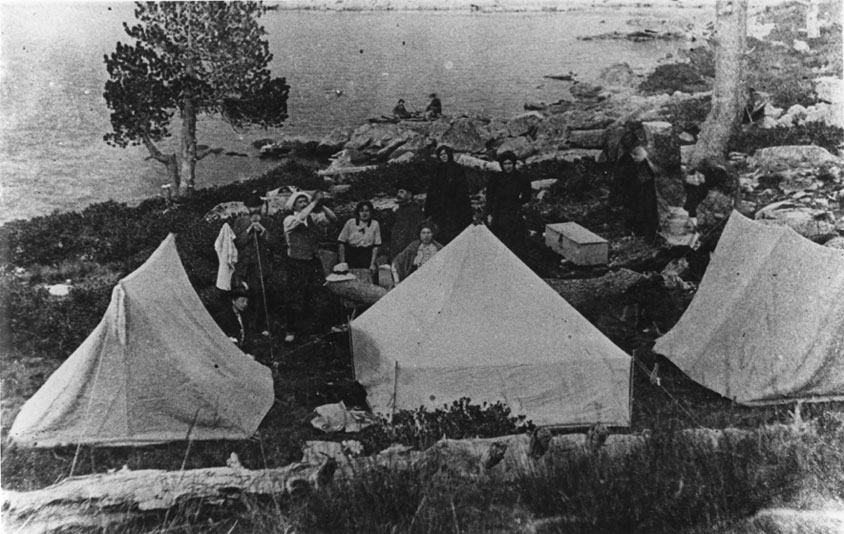 Campament al costat d'un llac.