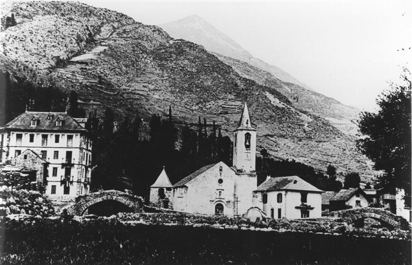 Vista de l'església amb el comunidor, els dos ponts romànics i Casa Ignàsia abans dels aiguats del 1937.