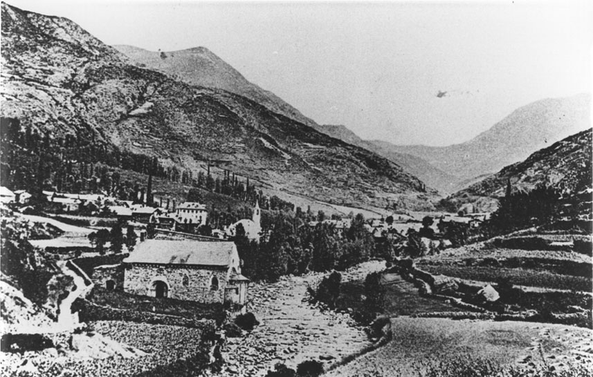 Vista d'Isil amb Sant Joan en primer terme. Es pot veure Casa Ignàsia abans dels aiguats de 1937. Al riu hi baixa poca aigua.