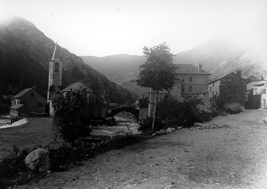 Vista parcial del poble. Serradora, església, pont romànic, comunidor i Casa Ignàsia.