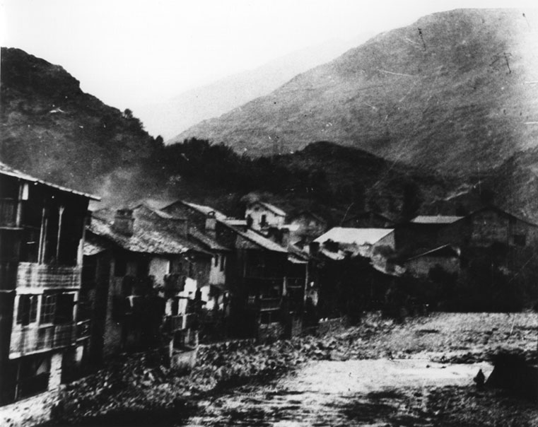 Vista de la Noguera Pallaresa al seu pas per Esterri. Podria ser justament després de les riuades del 1937.