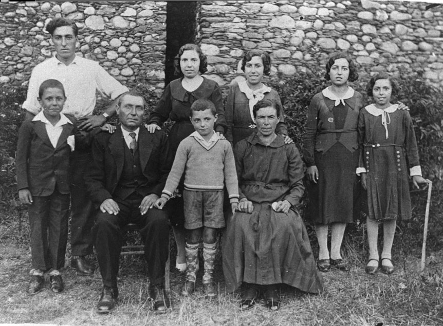 Foto de família, els padrins son Francisco Diu Riu, i Feliciana Garrabé Taugis, i els seus fills, el del mig, Joan, esq. Pepe, a dalt, d'esq. a dreta: Francisco, després Mundeta, Maria, Àneu, i Ares (mare de Marta Casanova).
