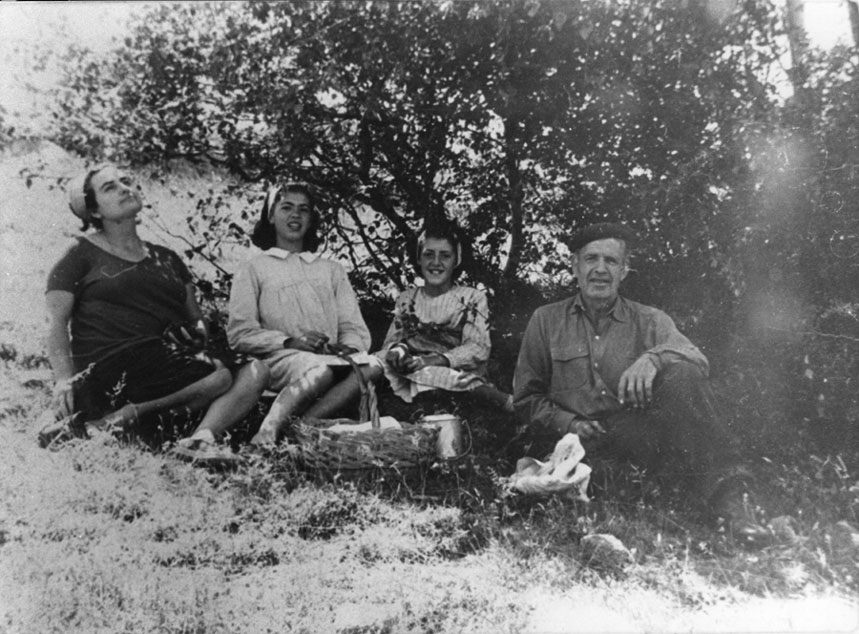 Reunió al camp sota d'un arbre, d'esqu a dreta dona d'Anton Sala (escriptor) Pili Orteu Casanova, Marta Casanova Diu i Marcelino Orteu, (cosins de Marta Casanova Diu).