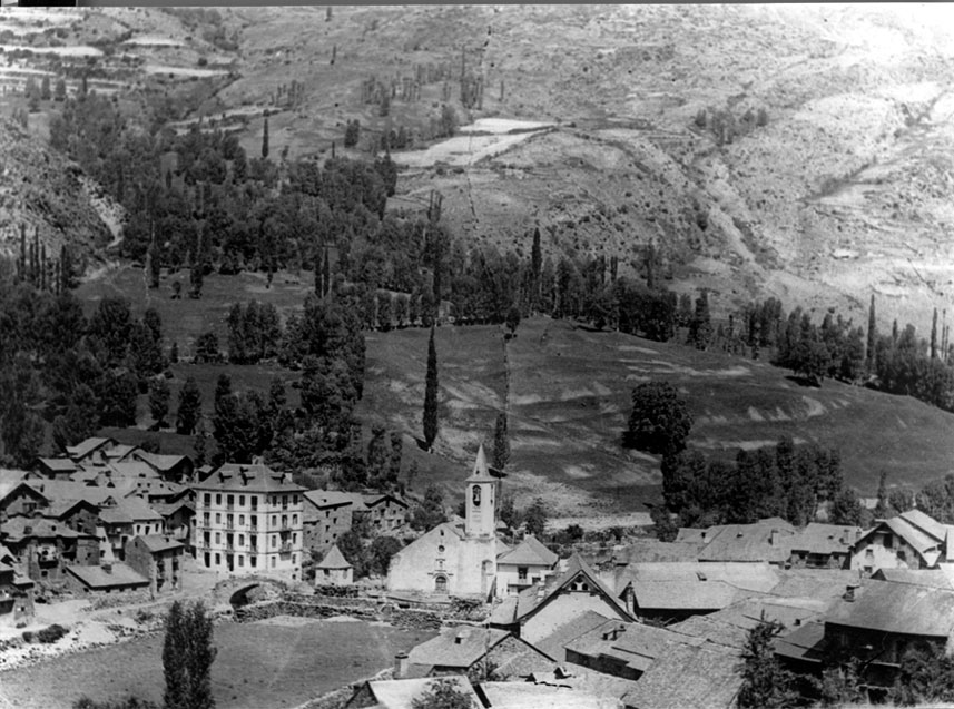 Vista general del poble. Encara estaven en peu l'antic pont romànic, el comunidor i Casa Ignàsia, enderrocats per l'aiguat del 1937.