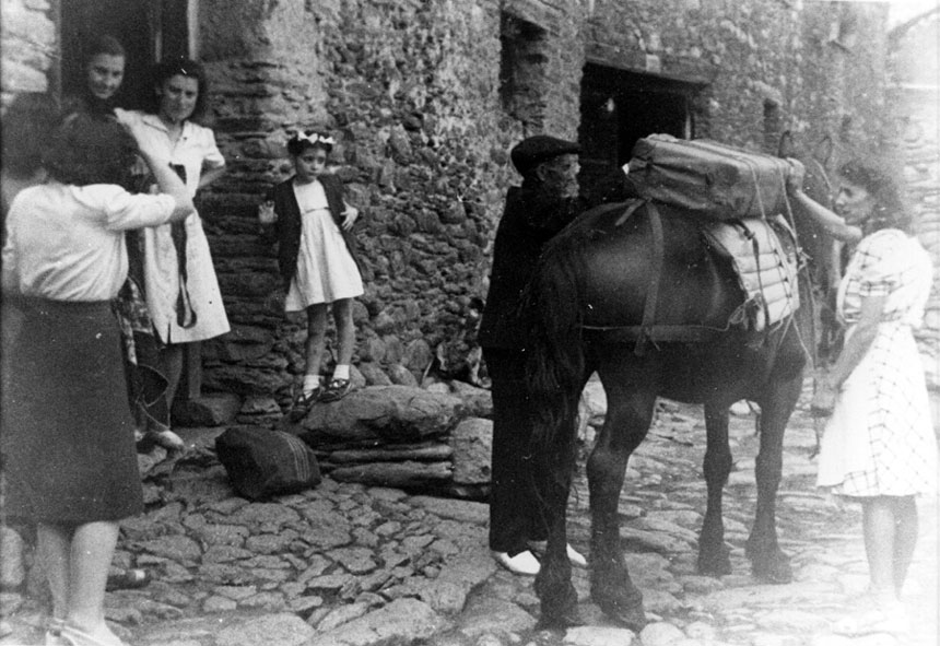 Escena amb matxo, a la porta de Casa Làsero.