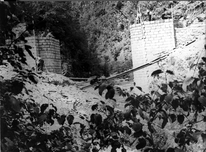 Construcció del pont de la carretera d'Isil, prop d'Esterri.