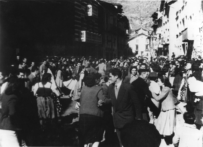 Festa major. Ball de l'esquerrana al carrer Major. L'Esquerrana i el Ball Pla són balls típics que encara avui es ballen, però a l'envelat.