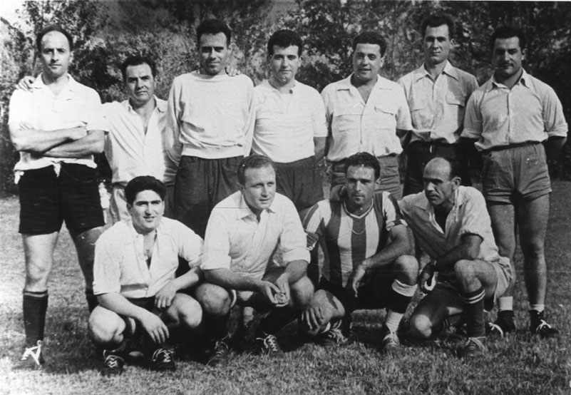 Equip de futbol d'Esterri. Partit de la Festa major. Drets: Salvador Armengol (Moretx), Varela, Cardelús, Beso, Montoliu, Joan Civat, Poldo. Ajupits: Antonio Solé, Carlos Bargalló, Mingo Cases, Jaume Rosell (Xato). Al prat de Nando.