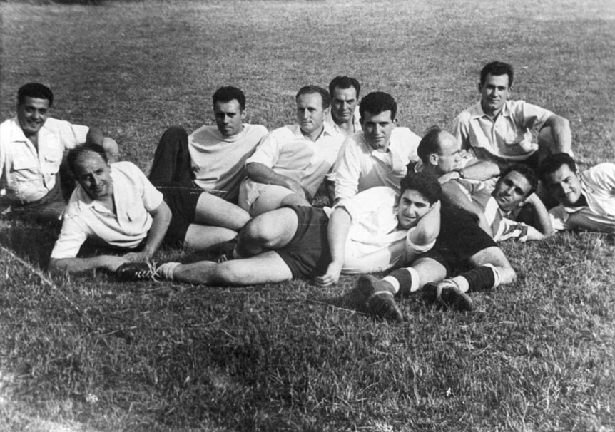 Equip de futbol d'Esterri. Partit de la Festa major. Jesús Montoliu, Salvador Armengol, Cardelús de la Companyia, Carlos Bargalló, Varela, Josep Beso, Jaume Rosell (Xato), Joan Civat, Antonio Solé, Domingo Cases i noi de Casa Poldo.