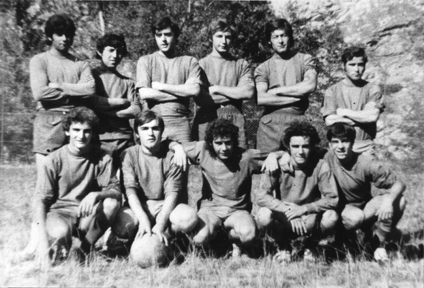 Equip de futbol. Drets: segon llorença, últim a mà dreta germa de Garrote? penúltim de dalt de casa el sord. Ajupits: Ramon Badia 2ºn ? Lluís de Fina, ?, ?, Ferran Rella.