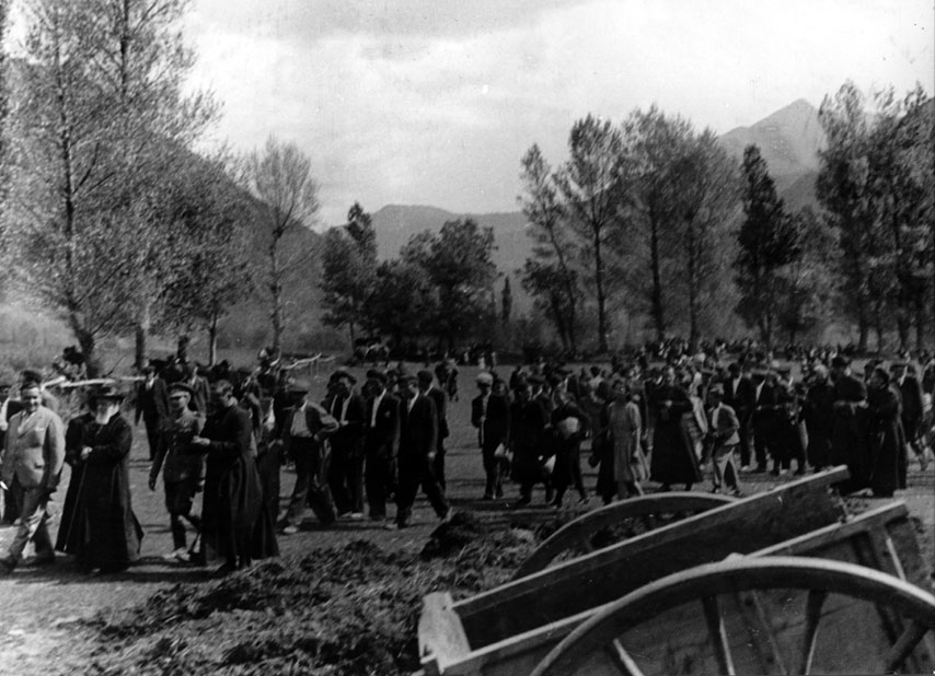 Aplec a Santa Maria d'Àneu. Visita del Bisbe Matias Solà a l'entronització de la talla moderna de la mare de Déu d'Àneu, donada per la família Danés-Servat.