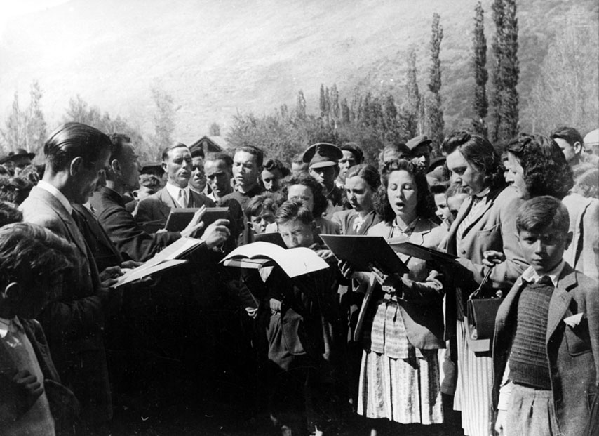 Aplec a Santa Maria d'Àneu. Visita del Bisbe Matias Solà a l'entronització de la talla moderna de la mare de Déu d'Àneu, donada per la família Danés-Servat.