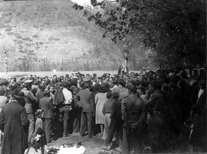 Aplec a Santa Maria d'Àneu. Visita del Bisbe Matias Solà a l'entronització de la talla moderna de la mare de Déu d'Àneu, donada per la família Danés-Servat.