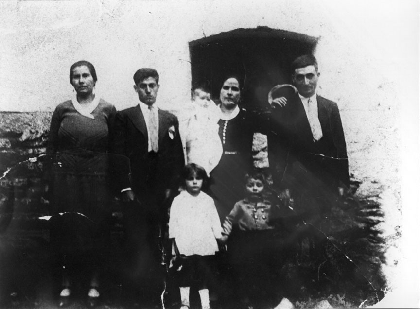 Joan, Concepció, Pepe, Tureta, M. Carduño, Josep i Juanito de Casa Cortina a la porta de la Capella 