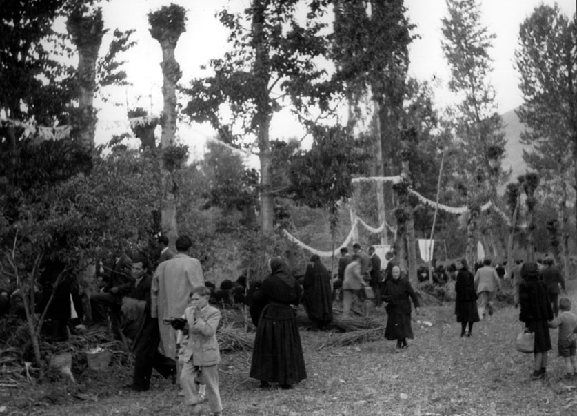 Aplec a Santa Maria d'Àneu. Visita del Bisbe Matias Solà a l'entronització de la talla moderna de la mare de Déu d'Àneu, donada per la família Danés-Servat.