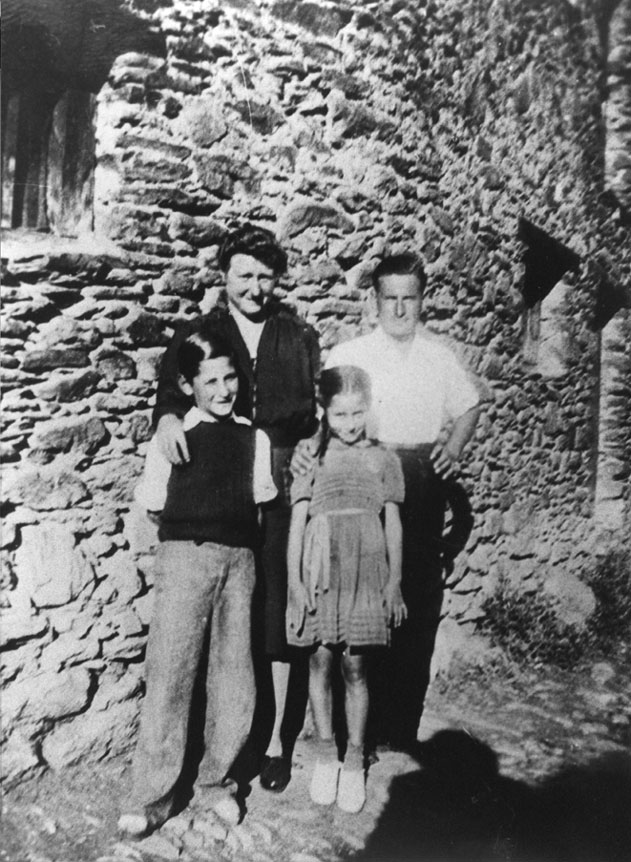 Andreu, Teresa, Joan i Conxita de Casa Mossèn Ton, a la façana de Casa Valencià i Pesull.