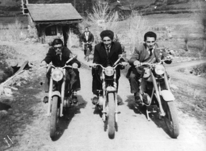 Jaume Roquet, Salvador de Rector, Sisquet Pujol i Jordi Pujol amb les primeres motos de la vall al camí de la presa.