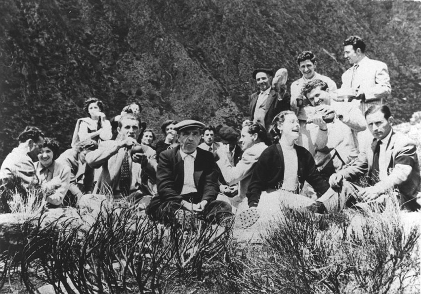 Eduard de Casa Foro, Conxita de Casa Cortina, Joan de Casa Mossèn Ton, Andreu i Conxita Montané a l'aplec de Sant Beado.