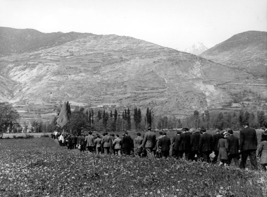 Aplec a Santa Maria d'Àneu. Visita del Bisbe Matias Solà a l'entronització de la talla moderna de la mare de Déu d'Àneu, donada per la família Danés-Servat.